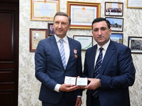 Ukraynalı universitet rektoru ADNSU-nun 100 illik yubiley medalı ilə təltif edilib