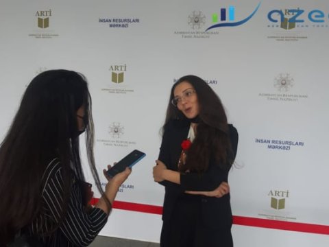 Gecikdikləri üçün imtahan zalına həsrətlə baxanlar- MİQ müsabiqəsinin bir günü-REPORTAJ/FOTOLAR