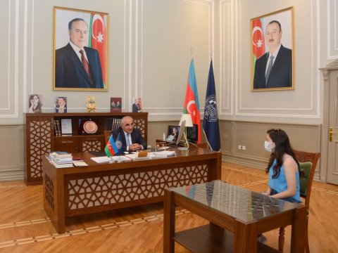 UNEC rektoru ən yüksək nəticəli məzunla görüşüb-FOTO