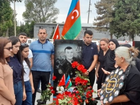 Mingəçevir Dövlət Universitetinin bir qrup kollektiv üzvü Bərdə şəhidlər xiyabanını ziyarət edib