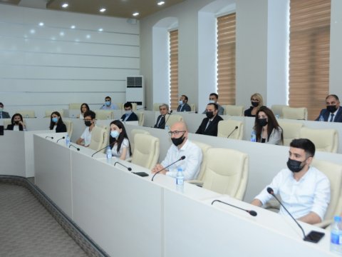 UNEC-də korporativ təhsil üzrə ilk məzunlara sertifikatlar verilib
