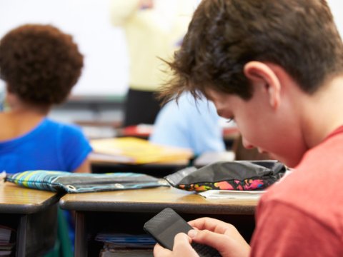 Məktəblərdəki qeyri-adiliklər-Qırmızı qələm, yoxsulluq, xəstəlik, boşanmaq kimi sözlər istifadə edilmir