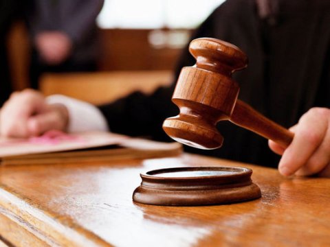 Körpələr evinin müdirinə hədə-qorxu gələn şəxslərin məhkəməsi başlayır  