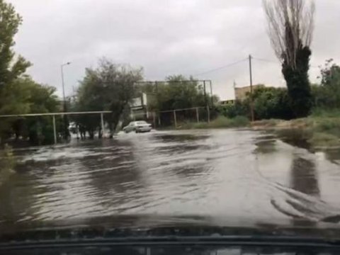 Sumqayıtda məktəbin qarşısında xoşagəlməz mənzərə - VİDEO  