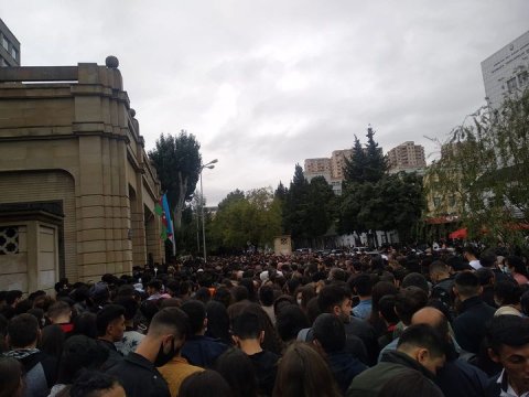 BDU-nun qarşısında yaranan tələbə izdihamına aydınlıq gətirilib