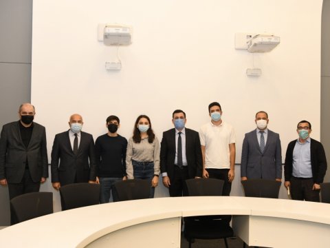 ADNSU-nun rektoru qəbul imtahanlarında ən yüksək nəticə göstərən tələbələrlə görüşüb