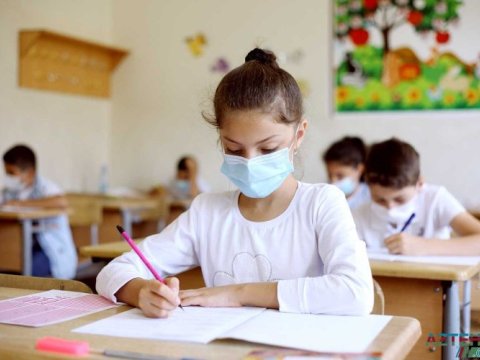 Deputat məktəblərdəki yoluxmaya görə müəllimləri İTTİHAM etdi