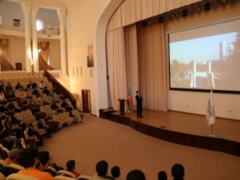 AzTU:”Qazi universitetinin professoru tələbələrə mühazirə oxuyub”