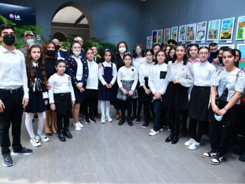 Paytaxt məktəblilərinin Zəfər Gününə həsr olunmuş əl işlərindən ibarət  sərgi keçirilib  