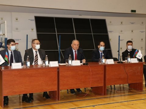 Rektor birinci kurs tələbələri ilə görüşüb