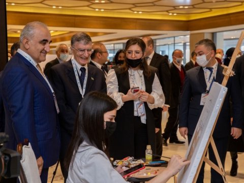 Tələbələrin rəsm əsərləri UNEC İqtisad Forumunda maraqla qarşılanıb-FOTO