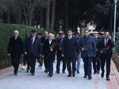 AzTU-nun kollektivi Ulu Öndərin məzarını ziyarət edib