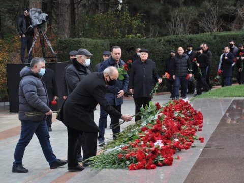 UNEC kollektivi Ulu Öndər Heydər Əliyevi ehtiramla yad edib