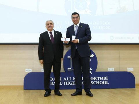 BANM rektoruna “Qabaqcıl Neftçi” medalı təqdim edilib-FOTO