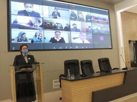 Məleykə Abbaszadə zal nəzarətçiləri və imtahan rəhbərləri ilə görüşüb