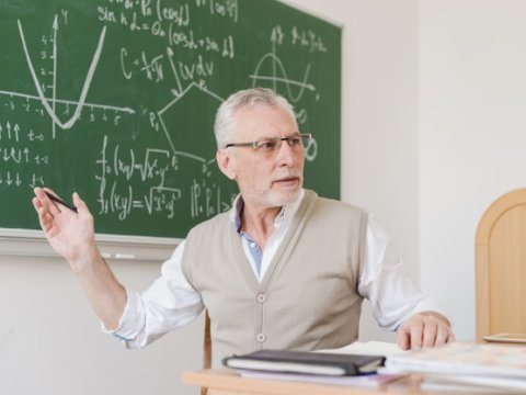 Yaşı 65-i ötən müəllim əmək müqaviləsini bu yolla artıra bilər- Qaydalar  və  şərtlər