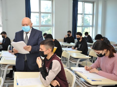 BMU-nun rektoru imtahanların gedişini izləyib  