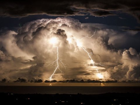 Tarixdə ilk dəfə olaraq ildırımın necə “doğulduğu” göründü - VİDEO  