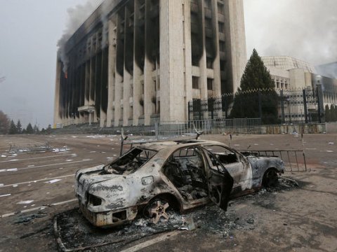 Qazaxıstanda universitet rektorunun oğlu avtomobilində öldürüldü  