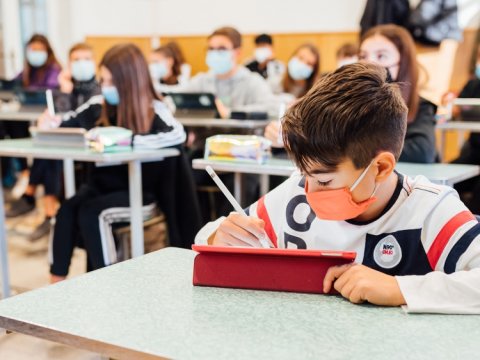 Koronavirusa yoluxma hallarının artdığı İtaliyada məktəblər yenidən açılıb  