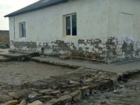 Ucarda məktəbin tavanı dərs zamanı uçub