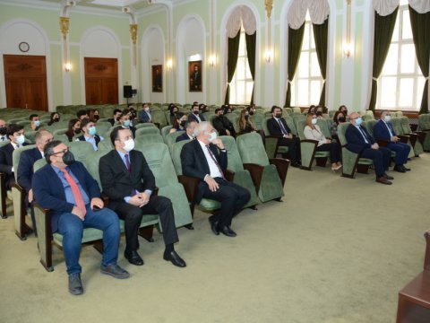 UNEC İqtisadi Forumun təşkilatçıları və tələbə könüllülər mükafatlandırılıb