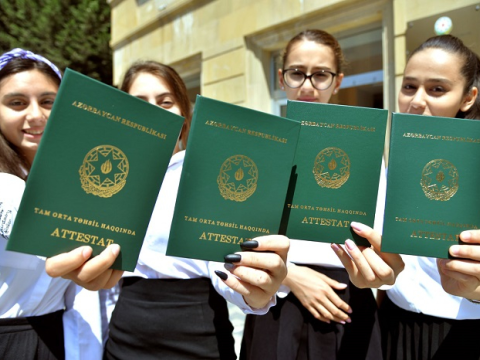 Martda attestat alan şagird niyə iyuna qədər məktəbə gedir?