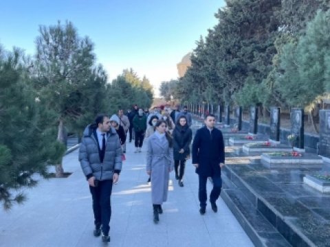 UNEC-in əcnəbi tələbələri 20 Yanvar şəhidlərinin xatirəsini yad ediblər