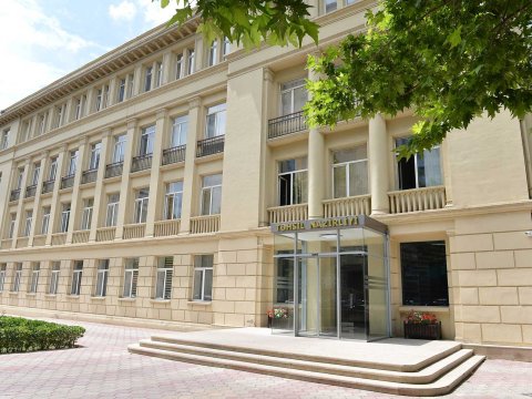  Nazirlikdən yazıçının etirazına cavab - Ədəbiyyat siyahısı  necə tərtib olunub?