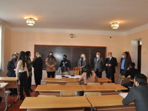 Bir qrup valideyn növbəti dəfə MDU-da imtahan prosesini müşahidə edib-FOTO