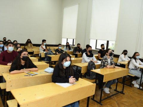 Bu gündən buster doza vaksin vurdurmayan tələbələr dərsə buraxılmayacaq  