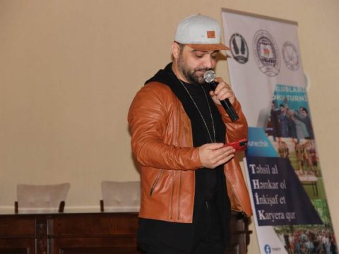 UNEC tələbələri tanınmış standup-çı ilə görüşüblər