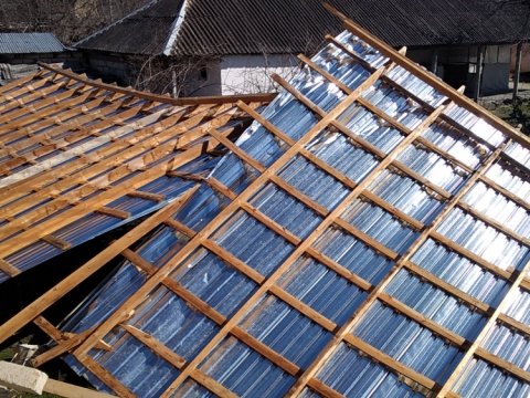 Güclü külək məktəbin damını uçurdu