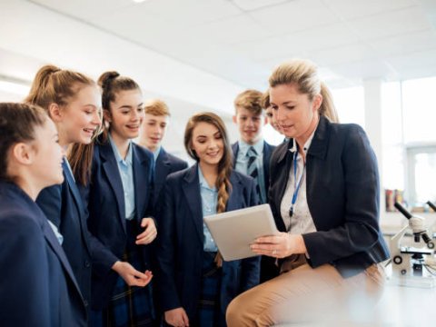 “Məktəbdə  müəllimin geyim qaydasına  nəzarət olunması vacibdir”-  Səbəb