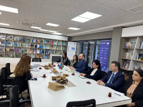 İngilis dilinin tədrisi məsələlərinə dair müzakirələr aparılıb