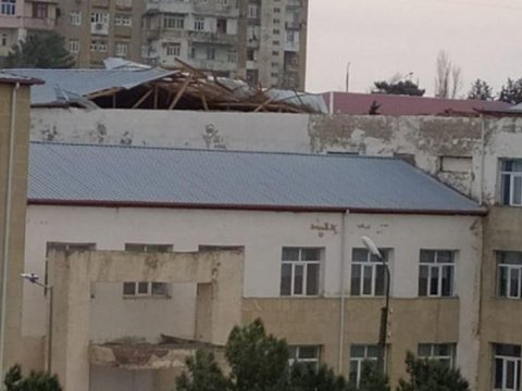 Güclü külək Bakıda məktəbin dam örtüyünü zədələyib  