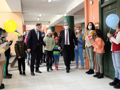 Ukraynalı şagirdlər məktəbdə alqışlarla qarşılandılar-VİDEO