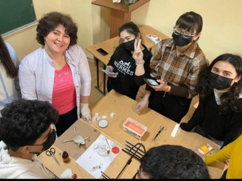 Qurbağa sınağına görə qınanan müəllim: “Mənə qarşı qarayaxma kampaniyası aparılır”