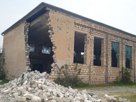 “Şagirdlər 6 aydır ki, vaqonlarda dərs keçirlər” – Bərdədəki uçan məktəbin acı taleyi