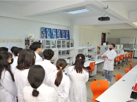 Zirvə Liseyinin şagirdləri Bakı Mühəndislik Universiteti ilə tanış olublar  