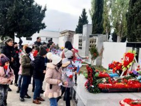   Şagirdləri ilə şəhid məzarlarını ziyarət edən müəllim-Örnək olsun istədim