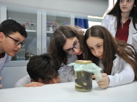 Şagirdlər BMU-nun laboratoriyalarında əyani təcrübələri izləyiblər  