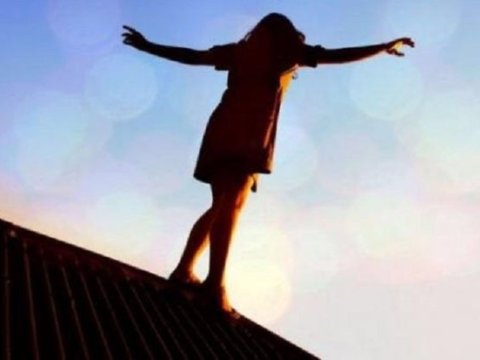 Azərbaycanda məktəbli özünü binadan atdı: Kişinin BAŞINA DÜŞDÜ