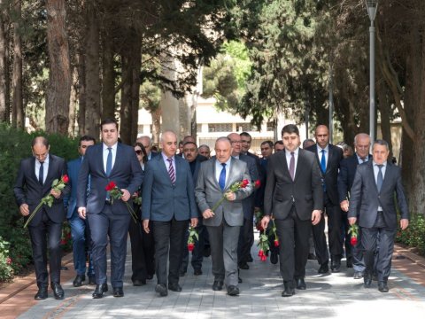 AzTU rəhbərliyi Fəxri xiyabanda ulu öndər Heydər Əliyevin məzarını ziyarət edib