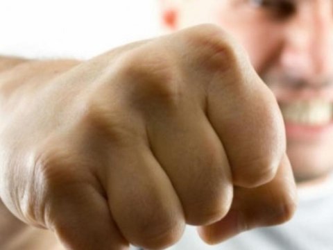 Şagirdi döyən müəllim yalnız bu halda həbs oluna bilər - Hüquqşünas 