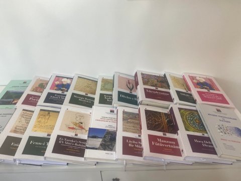 Türkiyə Elmlər Akademiyası AMEA-ya kitablar hədiyyə edib  