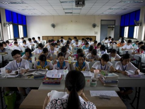 Çində sinif otağında zəlzələnin baş verdiyi anın görüntüləri yayılıb-VİDEO