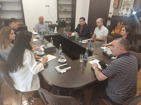 “Bu gün təqdim olunan dərsliklərin əksəriyyəti monopoliyadır”-TƏHLİL