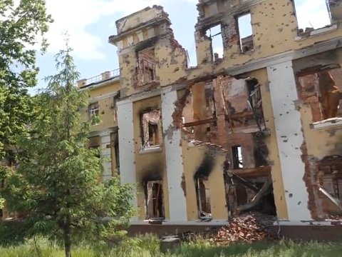 Xarkovda dağıdılmış məktəbdə keçirilən məzun günü,kədərlə rəqs edən şagirdlər... - FOTO/VİDEO