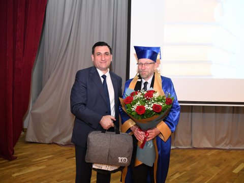 Dünya şöhrətli alimə ADNSU-nun Fəxri doktoru diplomu təqdim olunub  